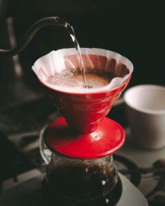 V60 pour over -kahvin valmistus ja joutsenkaulakannu