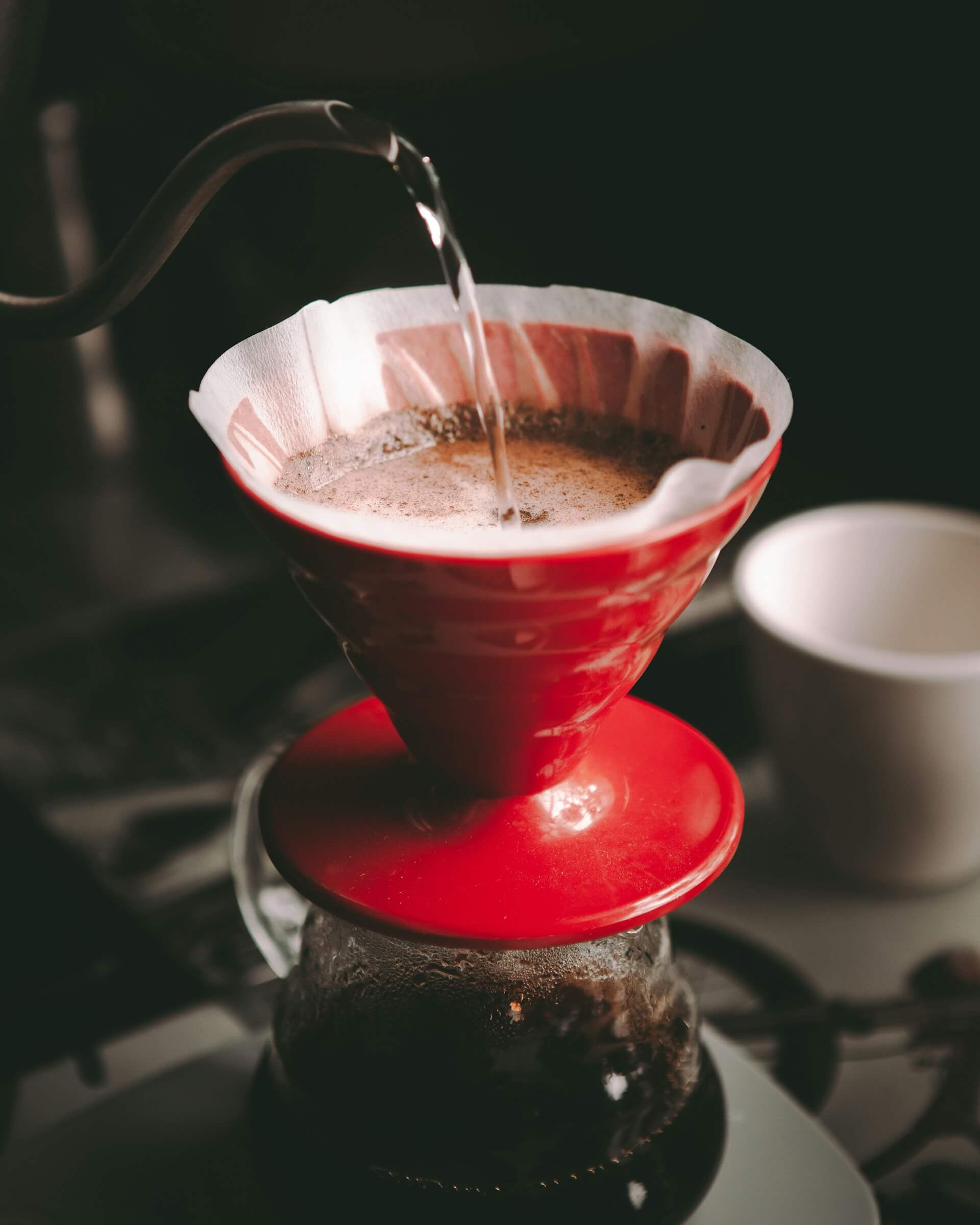 V60 pour over -kahvin valmistus ja joutsenkaulakannu